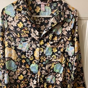 Victoria’s Secret Silky 2 piece PJ set. Like new! Black floral print. Size S.